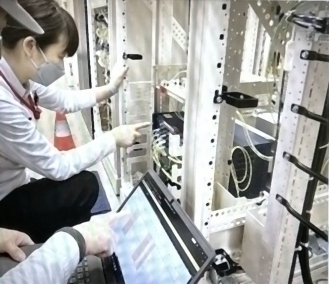 交換局で通信設備を確認するスタッフ